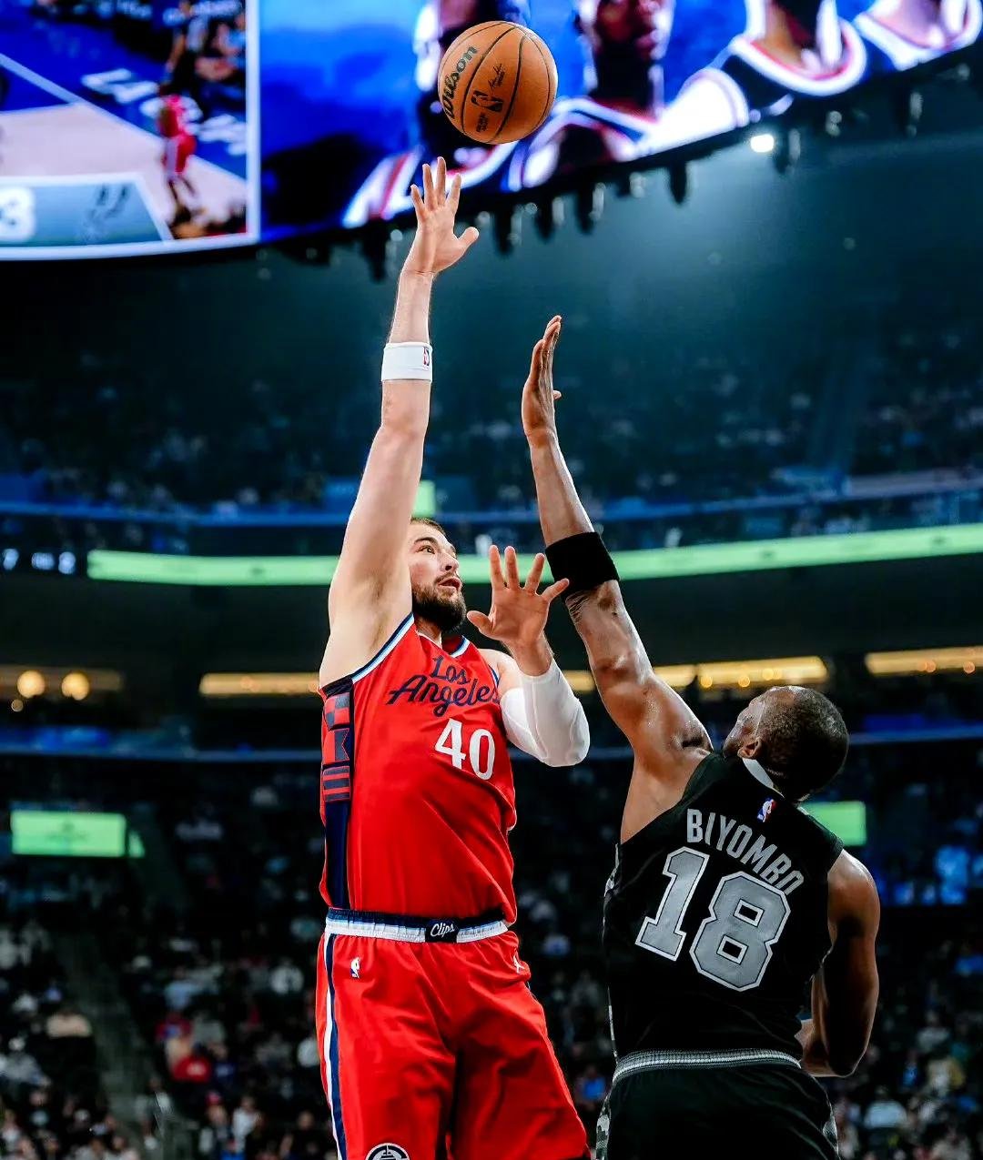 圣安东尼奥马刺常规赛横扫休斯顿火箭，伊布砍下11记关键球，全场沸腾(原始求生21天无水印版)