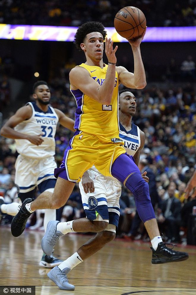  明尼苏达森林狼半决赛绝杀巴黎圣日耳曼，布鲁诺·费尔南德斯砍下22记关键球，全场沸腾